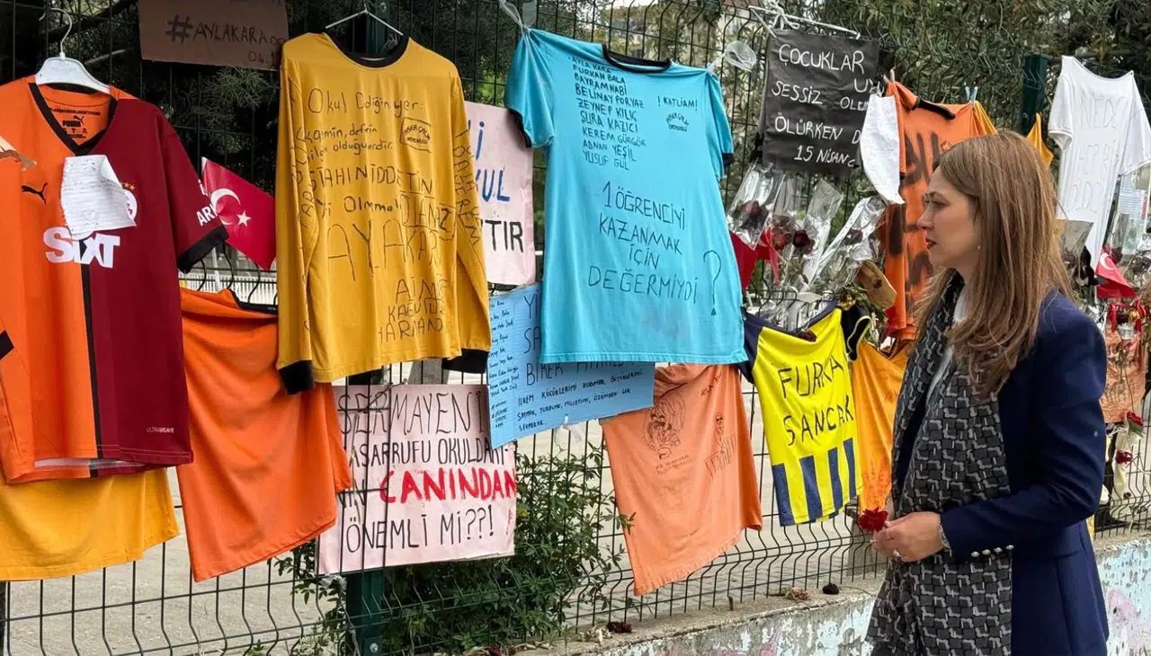 Vekil Karakoç: "yüreklerimiz yanarken bir tebessüm dahi bize yük olurdu"