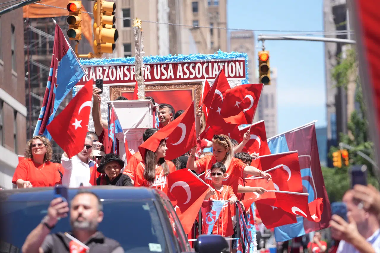 New York'ta Türk bayraklarıyla coşkulu yürüyüş... Binlerce kişi Manhattan'ta buluştu