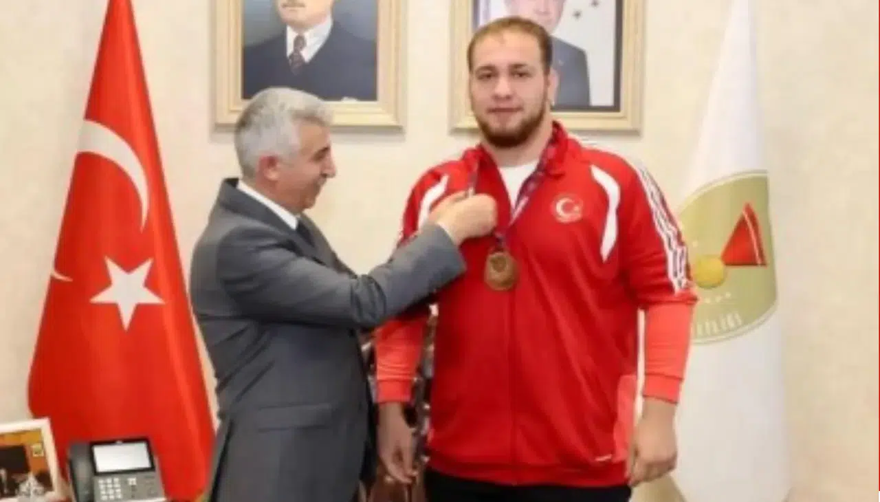 Vali Ünlüer’den Milli Güreşçi Hakan’a Tebrik