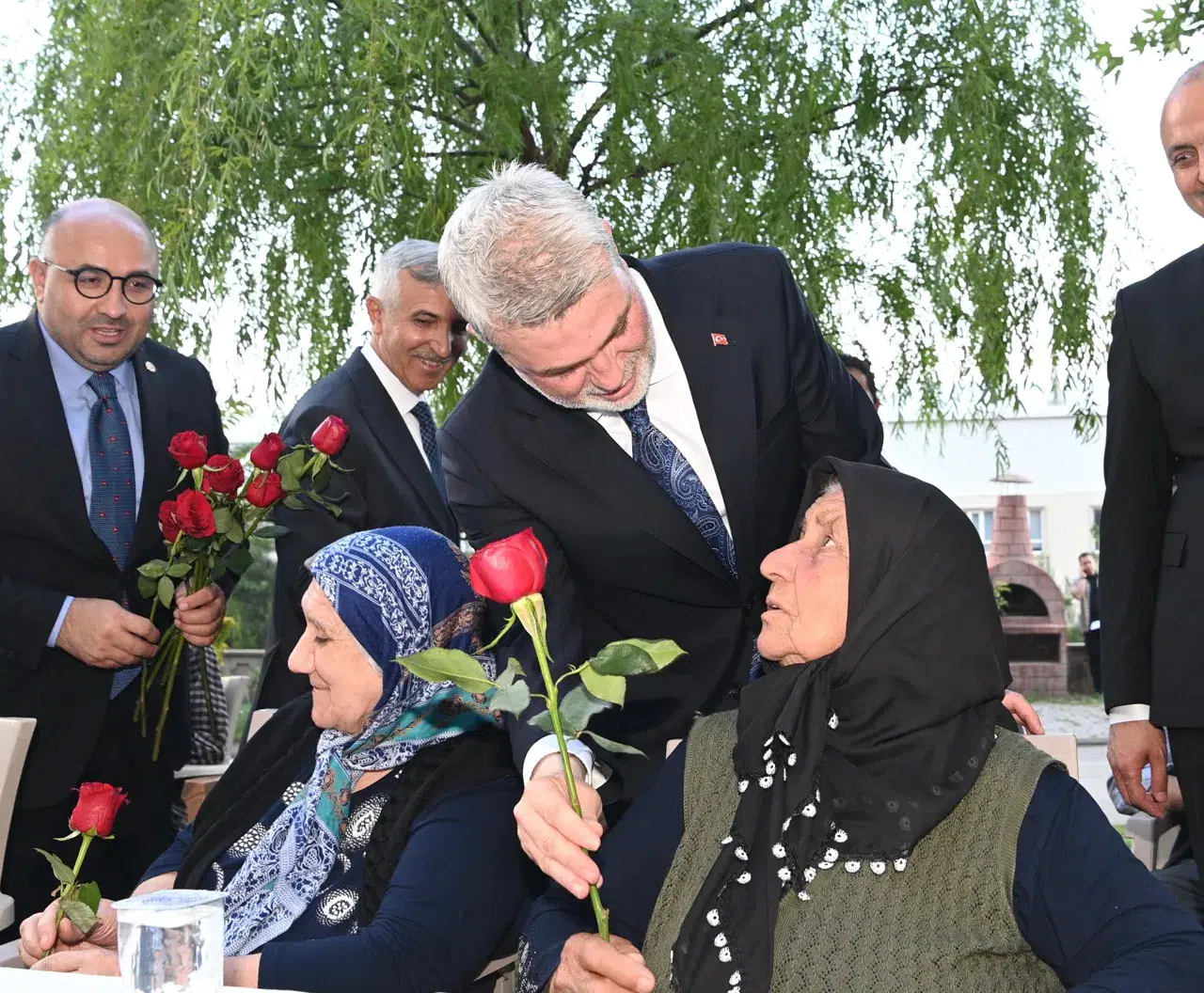 "Ulu Çınarların Gölgesinde Bayram Sevinci: Şehirde Coşkulu Kutlamalar!"