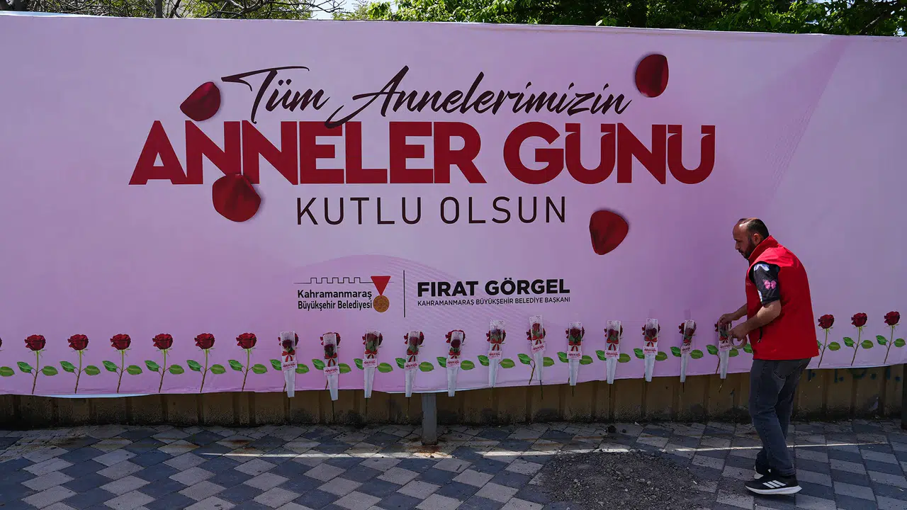 Büyükşehir Belediyesi'nden Anlamlı Hareket: Açık Hava Panoları Sevgi Mesajlarıyla Donatıldı