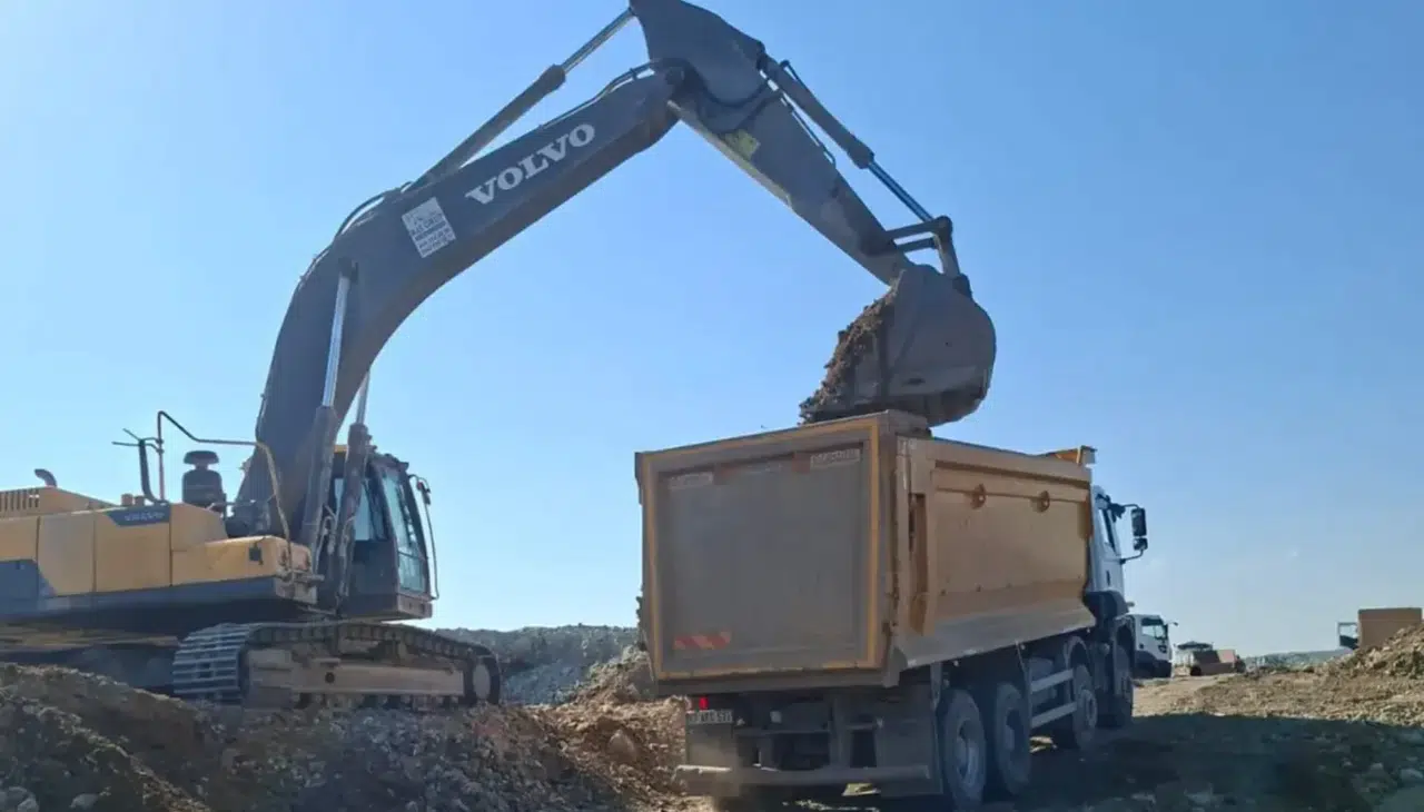 Dulkadiroğlu Belediyesi Demirciler’de Yol Çalışmalarını Sürdürüyor