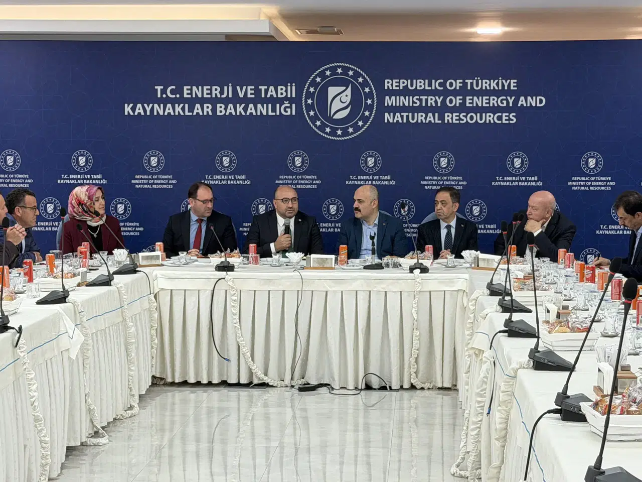Mehmet Şahin bursiyer öğrencilerle buluştu