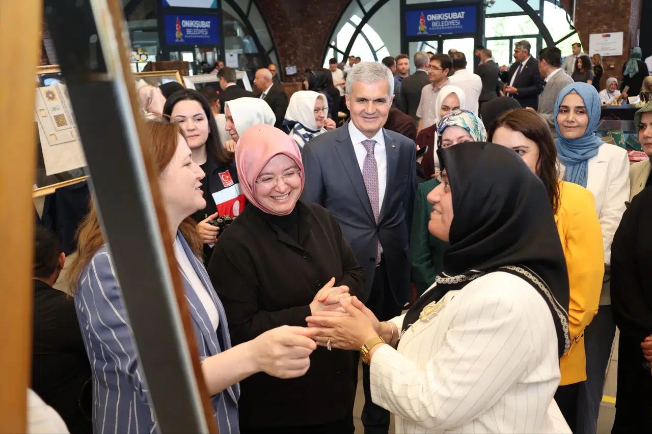 Kadın Kıyafetleri Karma Sergisi Ziyaretçilerini Ağırlıyor