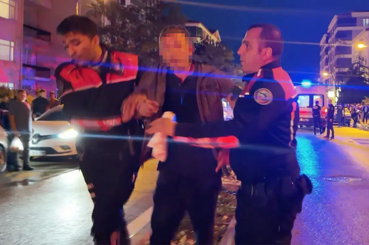 Öfkeli Baba Kızını Rahatsız Gencin Kulağını Kesti: 1'i Polis 2 Yaralı!