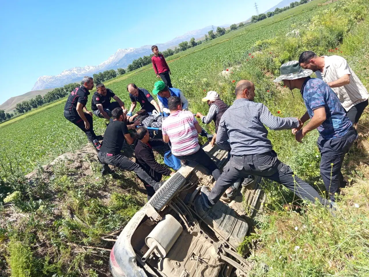 Elbistan'da Kanala Uçan Araçta 4 Kişi Yaralandı