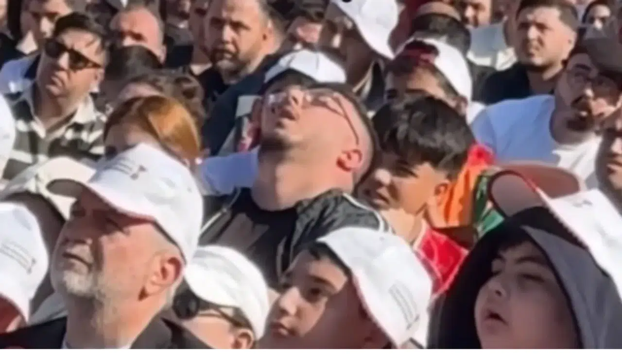 Milli Maç Heyecanında Uykuya Yenildi, Gündem Oldu