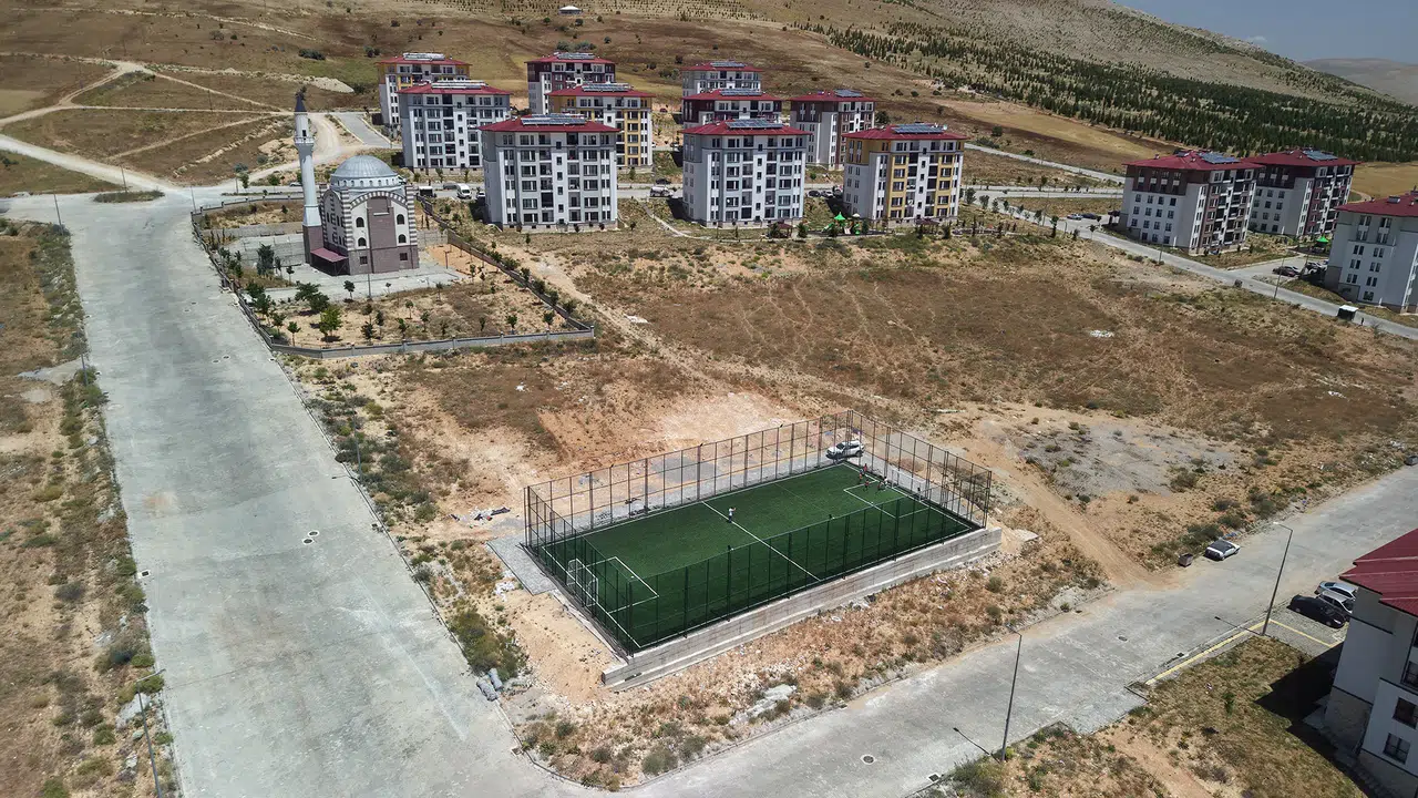 Kahramanmaraş'ta 3 yeni halı saha, gençler için güvenli spor alanı sağlıyor