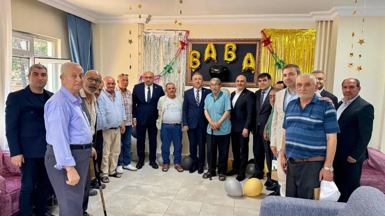 AK Parti Heyeti Huzurevinde Babalar Günü'nü Kutladı
