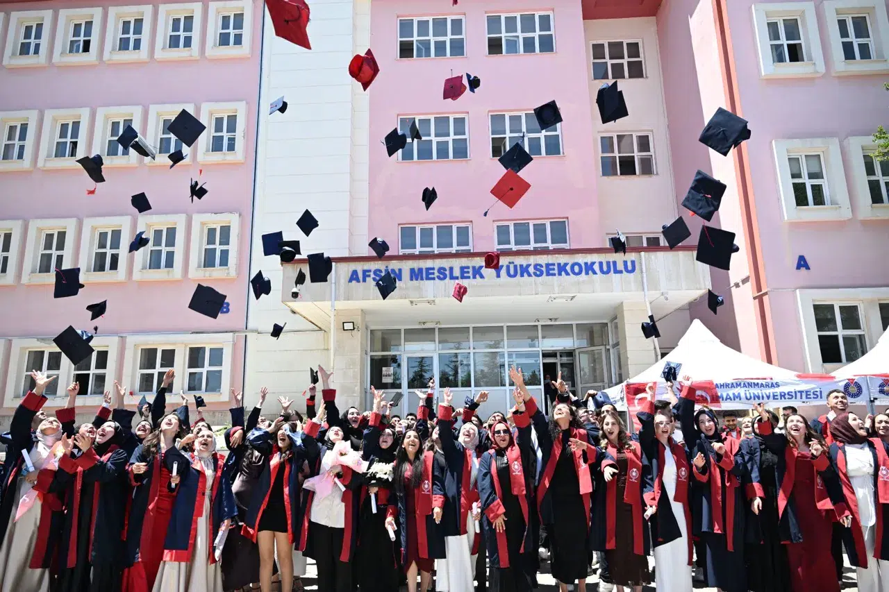 Afşin Meslek Yüksekokulu'nda mezuniyet coşkusu!