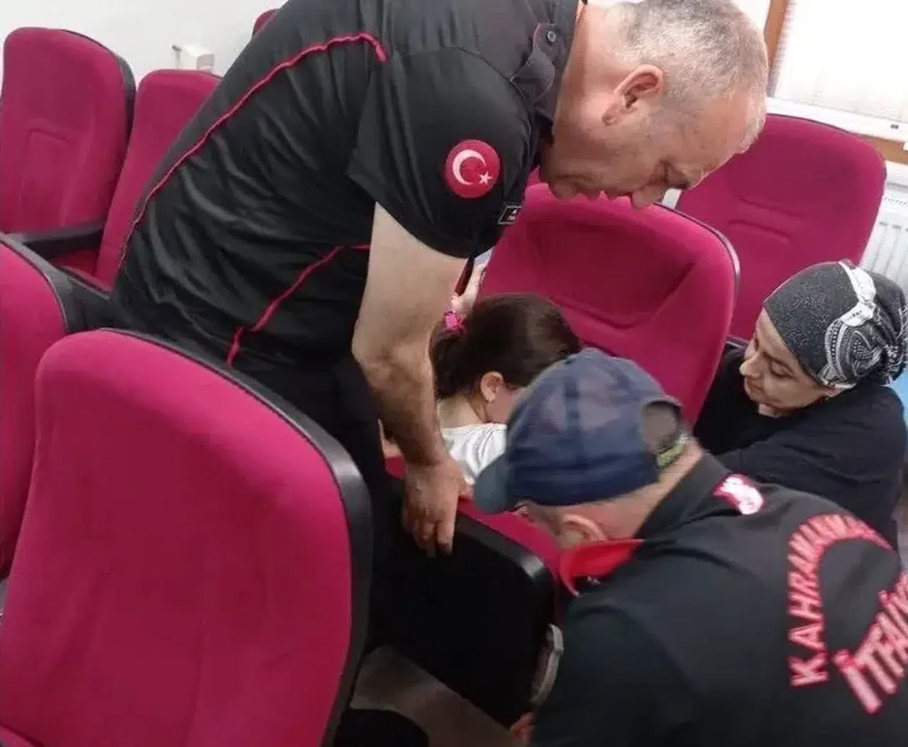 Kahramanmaraş'ta Koltuğa Sıkışan Çocuğu İtfaiye Kurtardı