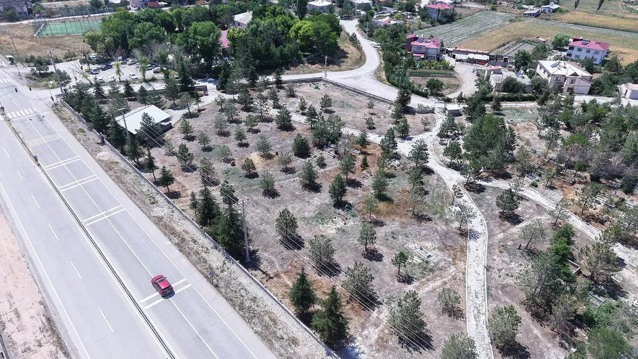 Kahramanmaraş Belediyesi, mezarlıklarda kapsamlı bakım çalışmalarına başladı