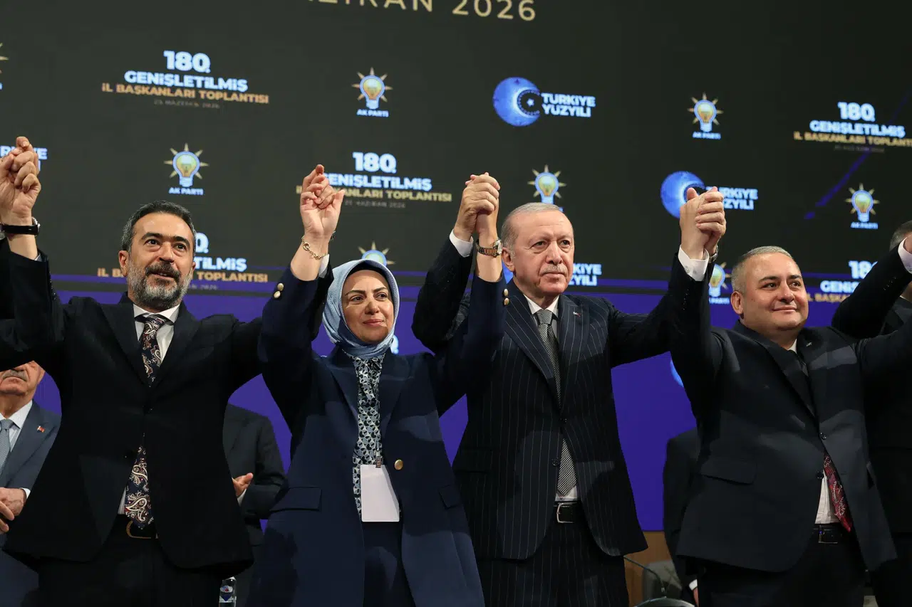AK Parti'ye Üç Belediye Başkanı Daha Katıldı... Rozetleri Erdoğan Taktı