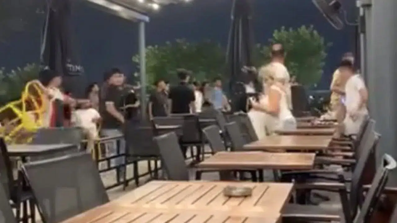 AVM’de Kavga: Sandalyeler Havada Uçuştu