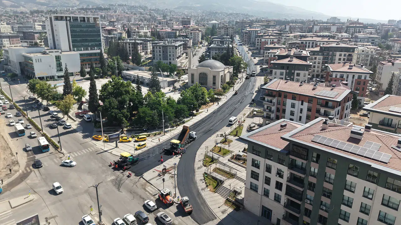 Kahramanmaraş’ta Zübeyde Hanım Caddesi modern ulaşım için yenileniyor