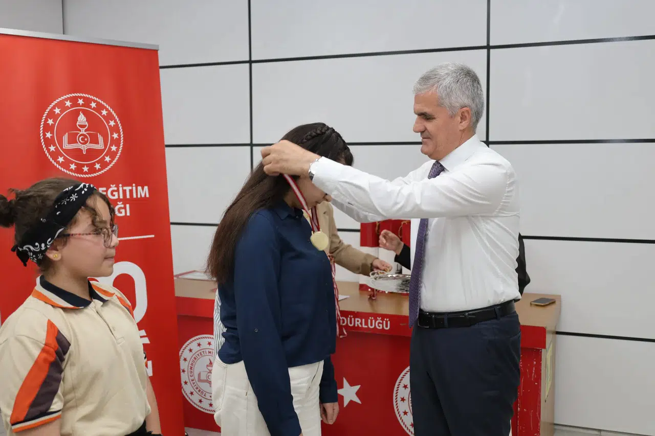 Dereceye Giren Öğrencilere Ödülleri Takdim Edildi