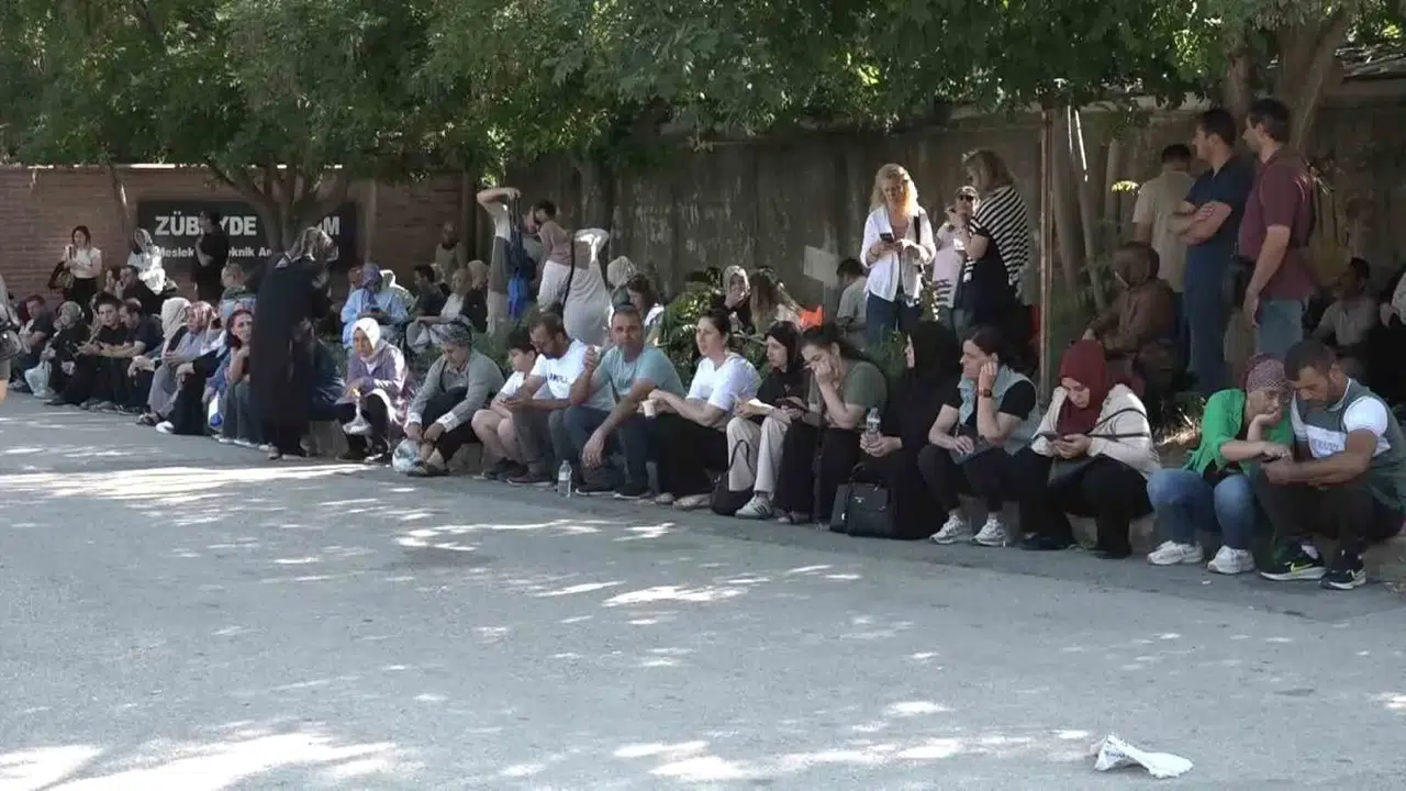 Öğrenciler içeride veliler dışarıda ter döktü
