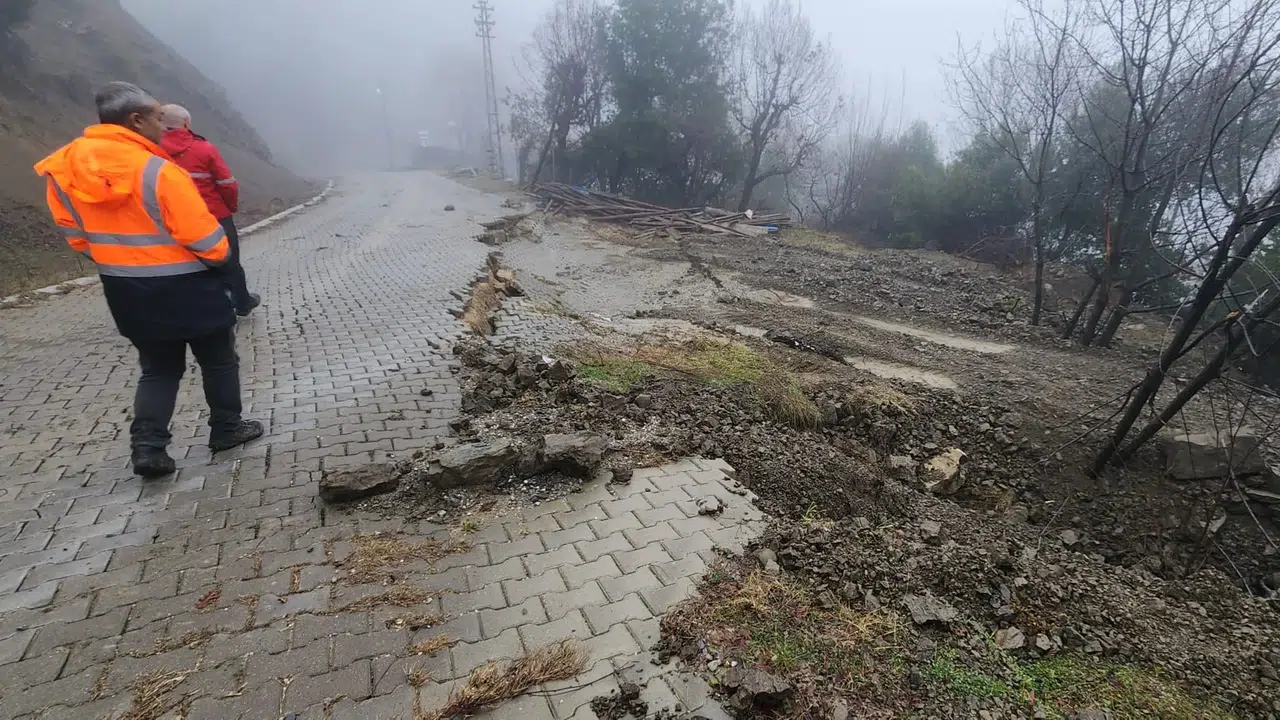 Andırın'daki sağanak sonrası temizlik ve onarım çalışmaları