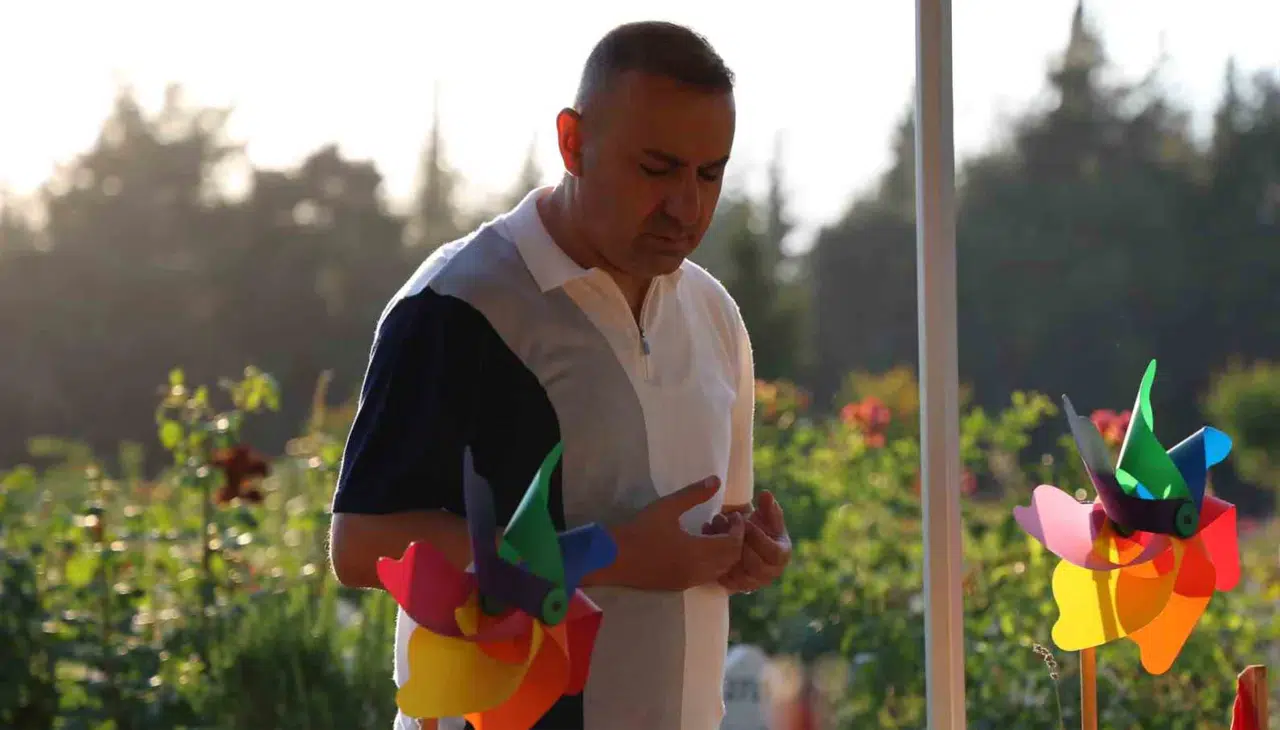 Evlat Hasreti Dinmiyor: Babalar Günü’nü Mezarlıkta Geçirdiler