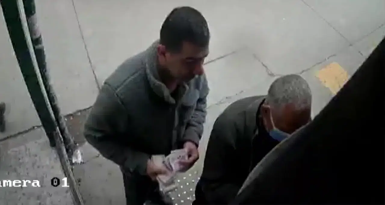 Hırsızlık şüphelisi ATM'de yaşlıları dolandırdı!