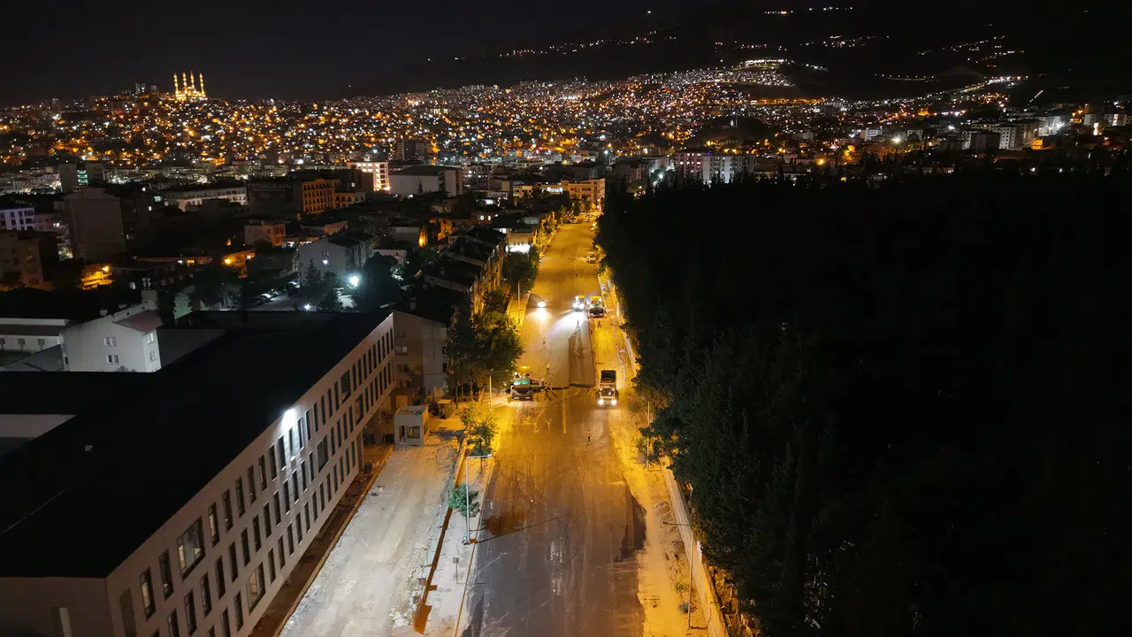 Kahramanmaraş'ta Girne Caddesi'nde gece asfalt çalışmaları devam ediyor