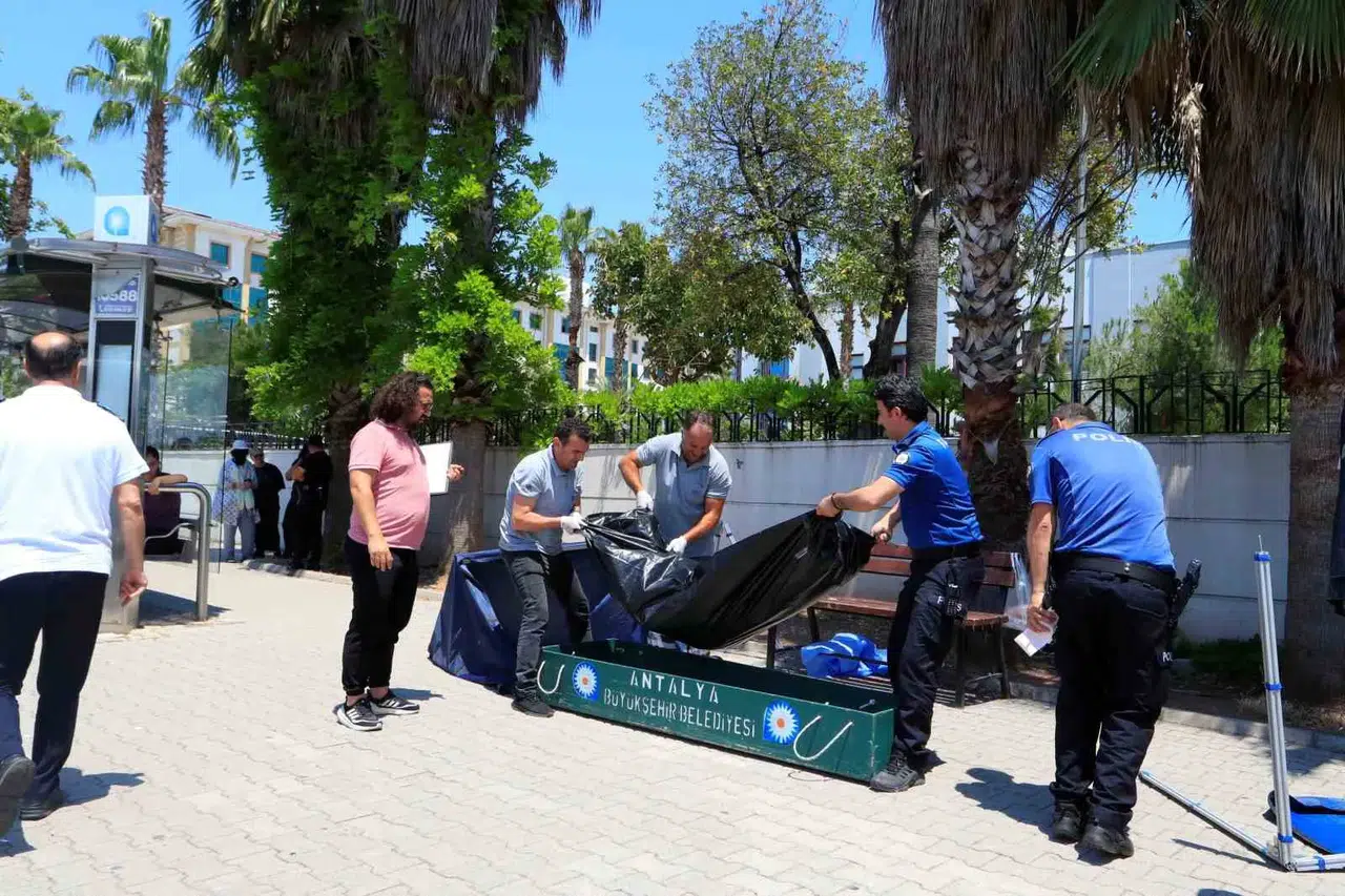 Otobüs Durağında Hayatını Kaybetti