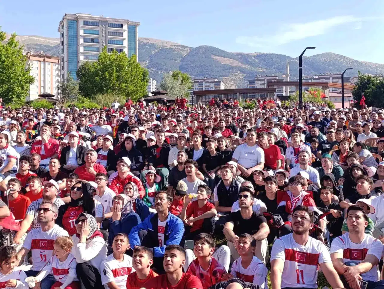Kahramanmaraş'ta Milli Maç Coşkusu Dev Ekranda Yaşandı