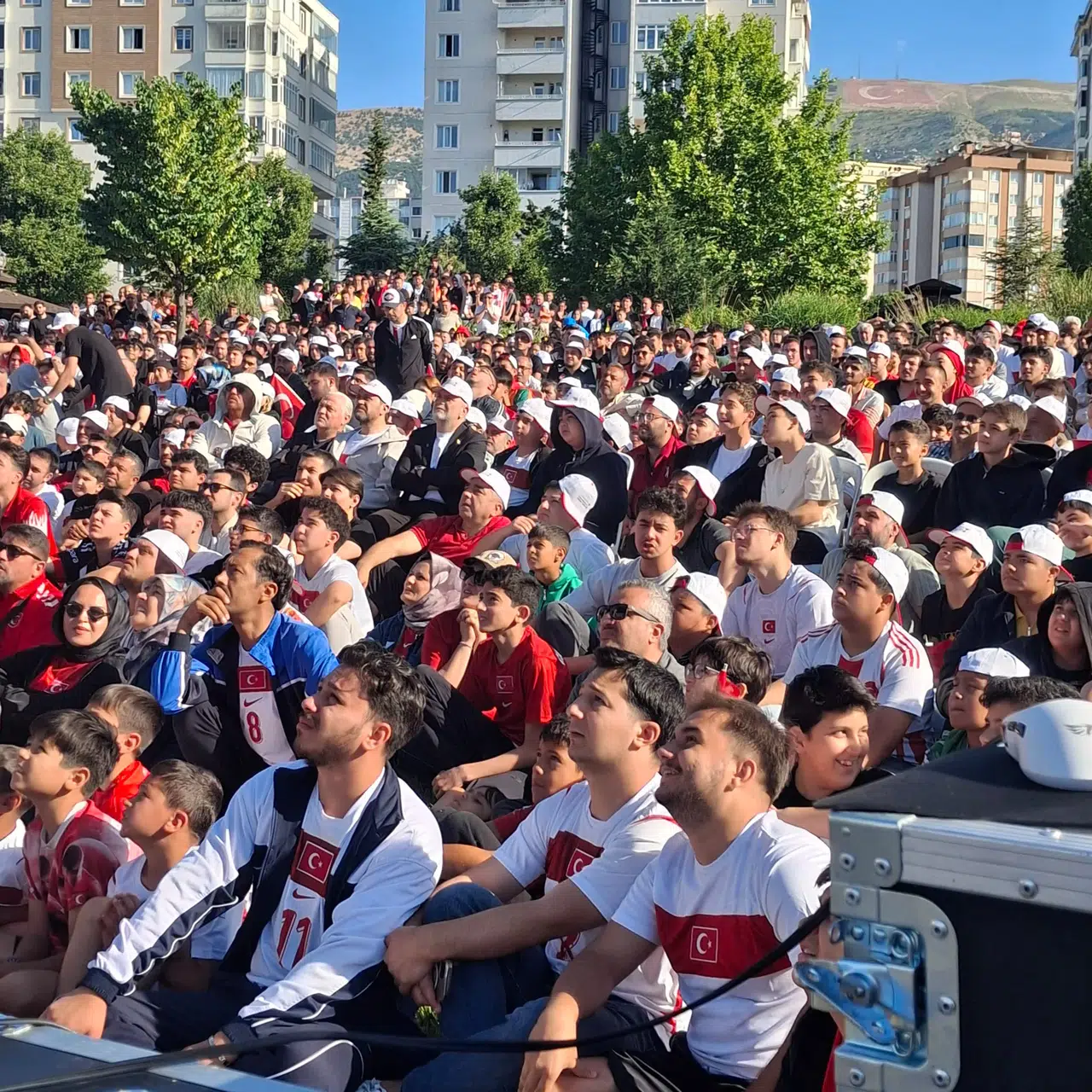 Başkan Fırat Görgel milli maç heyecanını hemşehrileriyle yaşadı