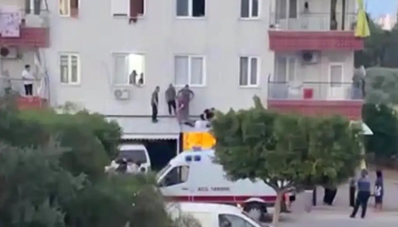 Cam Silerken Düşen Genç Kız Yaralandı