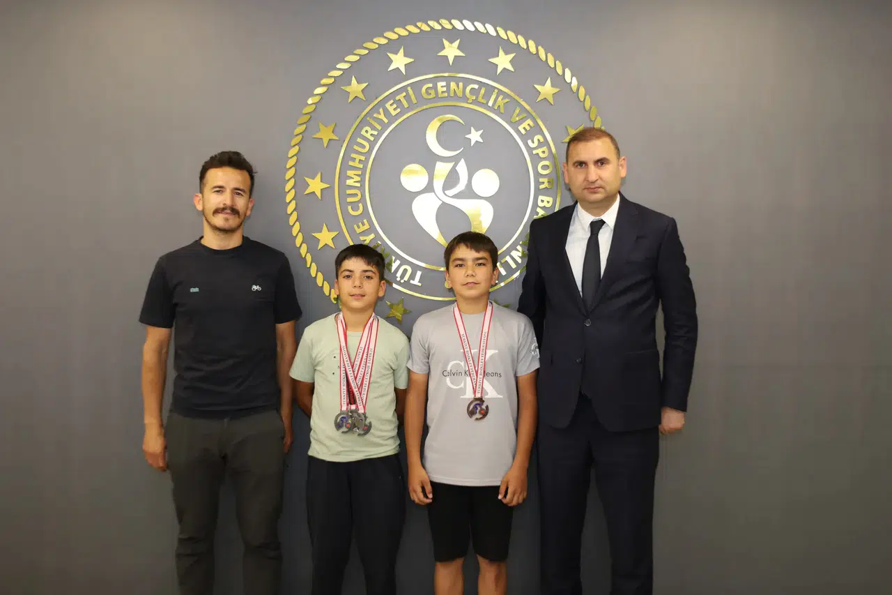 Başarılı Bisikletçilerden İl Müdürü Özdemir’e Ziyaret