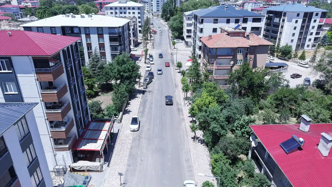 Elbistan Pınarbaşı Caddesi'nde modern ulaşım yatırımlarıyla kentsel dönüşüm başlatıldı
