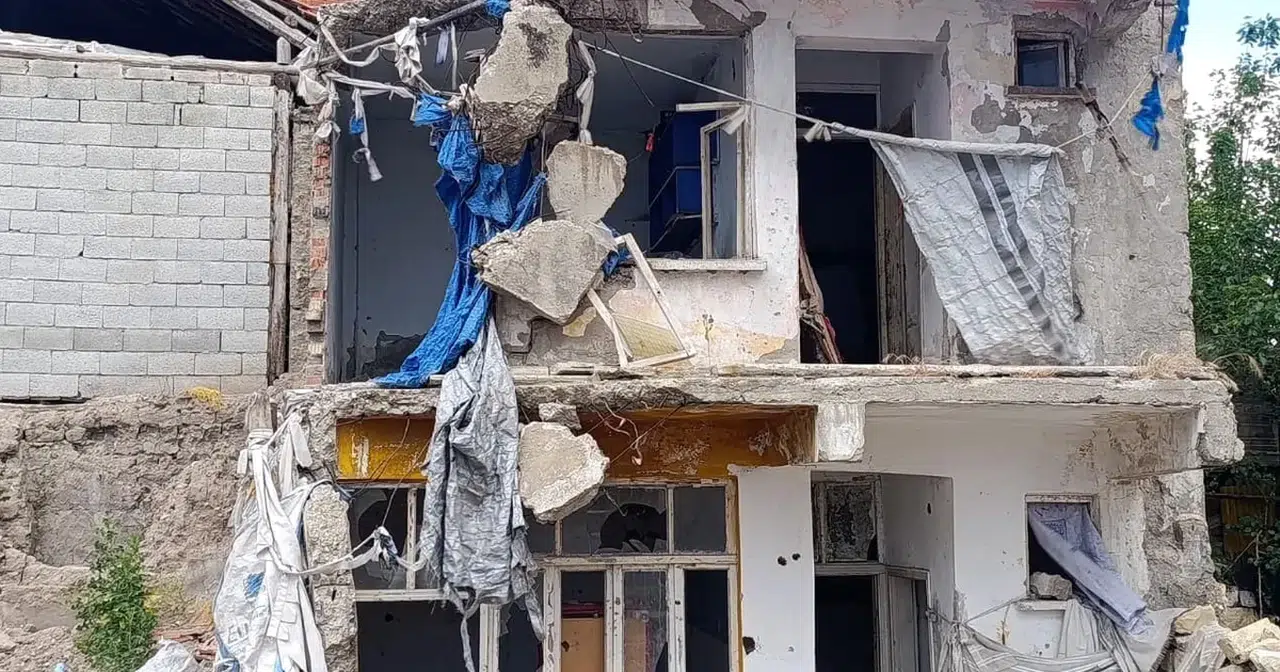 Depremin Merkezinde Metruk Binalar Mahalleliyi Tedirgin Ediyor