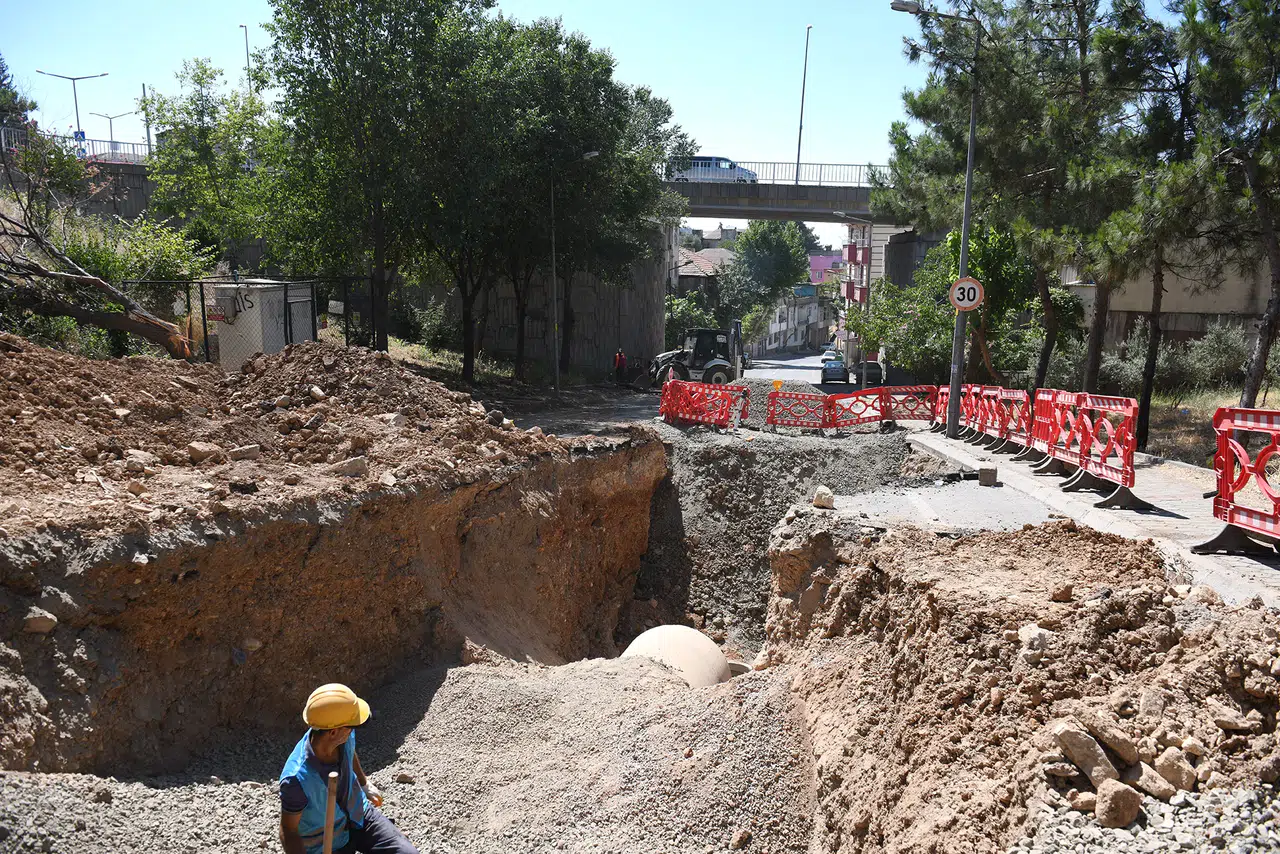 Akdere Caddesi'nde Altyapı Yenileme Çalışmaları Sürüyor