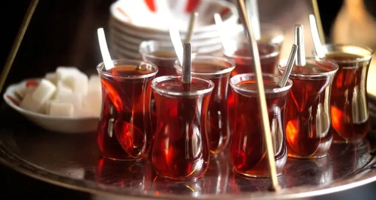 Bakanlık Açıkladı: İki Çay Markasında Yasaklı Boya Tespit Edildi!