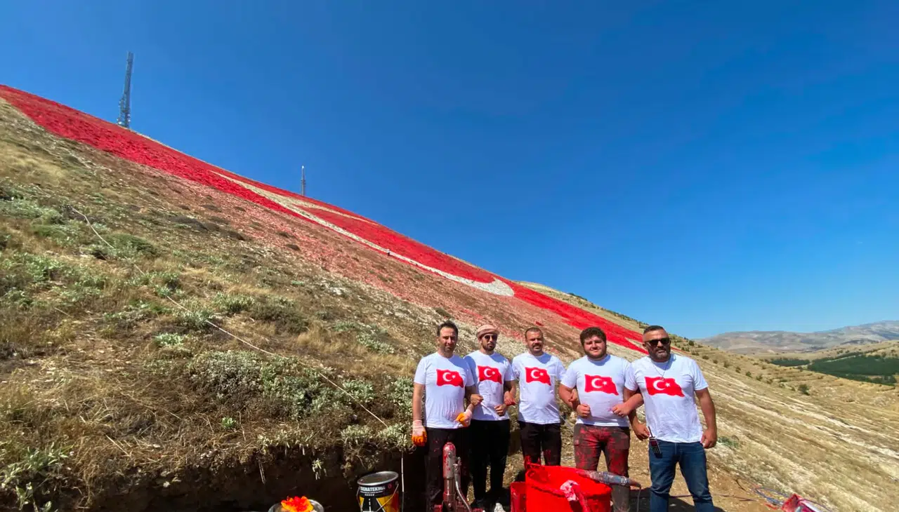 Dev Türk Bayrağı'nın Bakım ve Onarımı Tamamlandı
