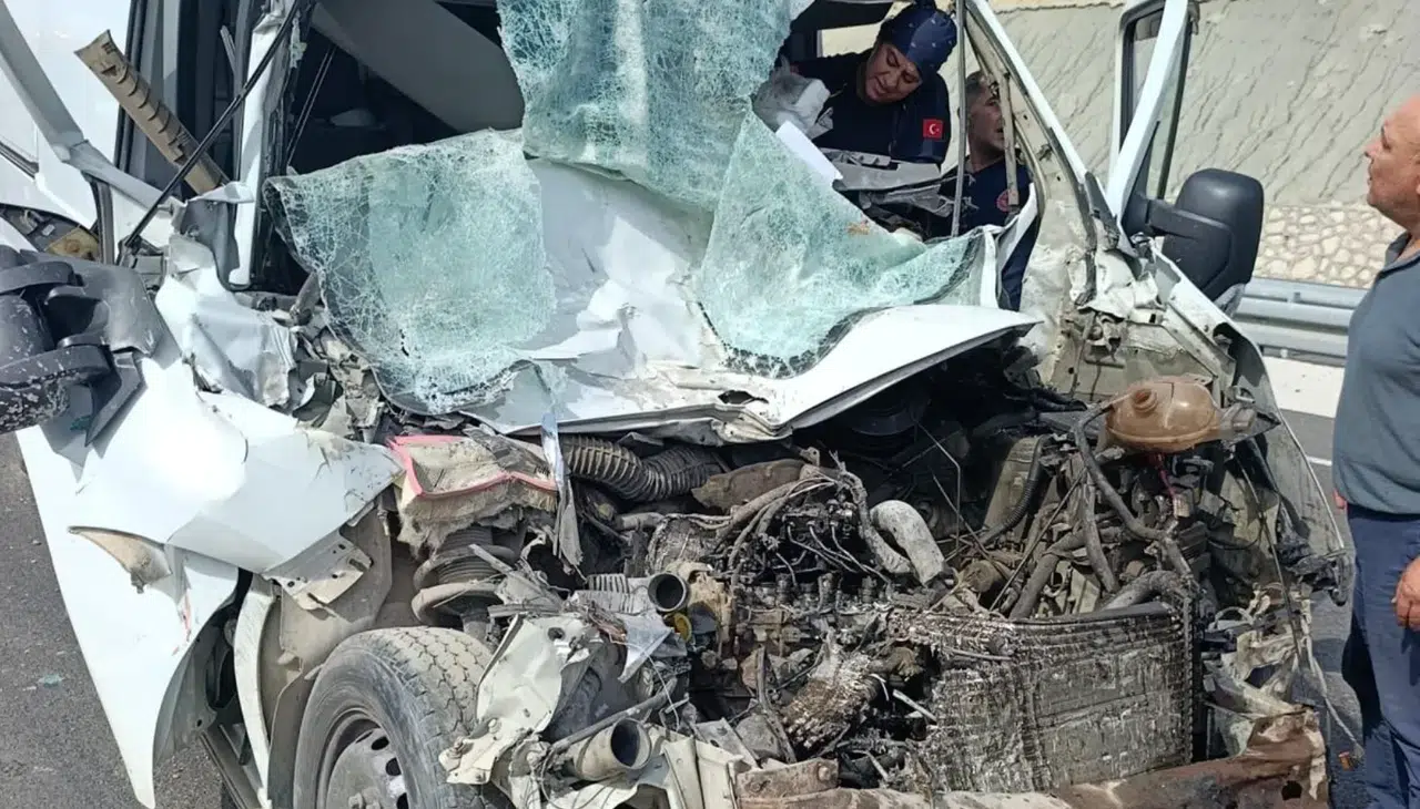 Tekir-Kurucuova Yolunda Kaza: Araçta Sıkışan Yaralı Kurtarıldı