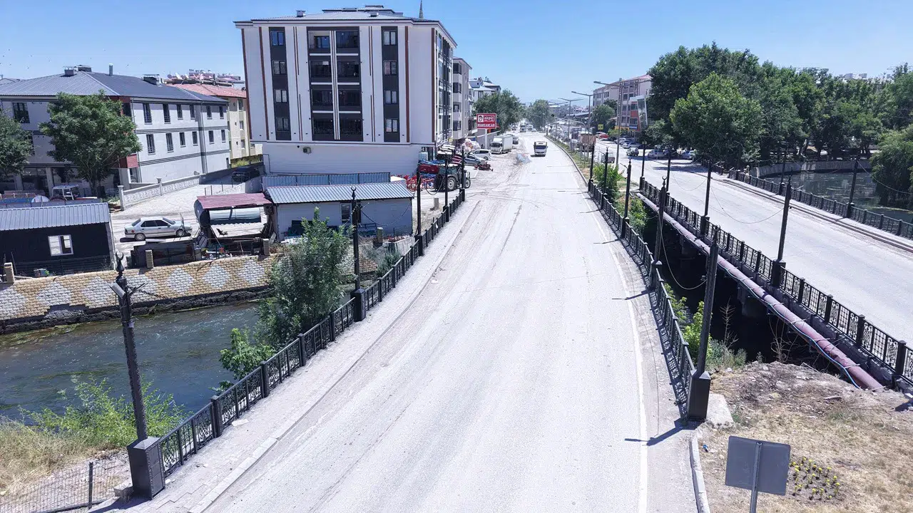 Elbistan'daki köprüler Büyükşehir'in yatırımlarıyla yenileniyor, güvenli ulaşım artıyor!