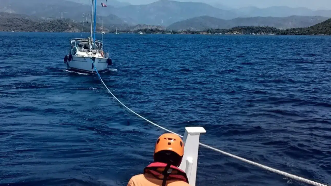 Dalaman Açıklarında Sürüklenen Tekne Kurtarıldı