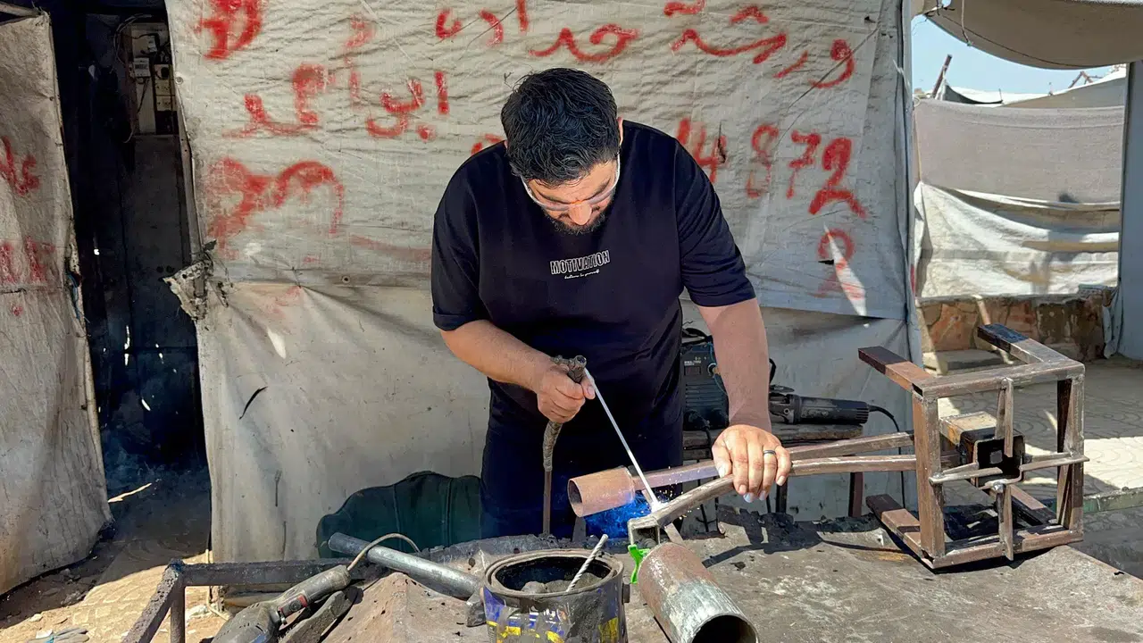 Gazze'de Filistinli Demirciden Umut Veren Buluş: Elektrik ve Yakıta Alternatif Cihaz Geliştirdi