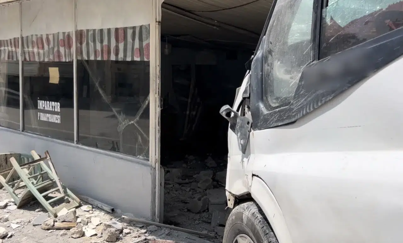 Minibüs Kıraathaneye Daldı: 1 Kişi Hayatını Kaybetti, 3 Yaralı