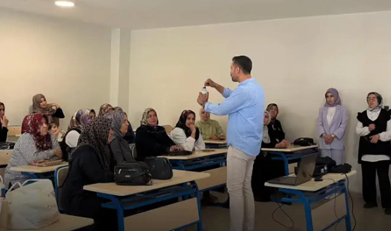 TÜGVA Kahramanmaraş'ta Velilere "Bağımlı mıyız?" Semineri
