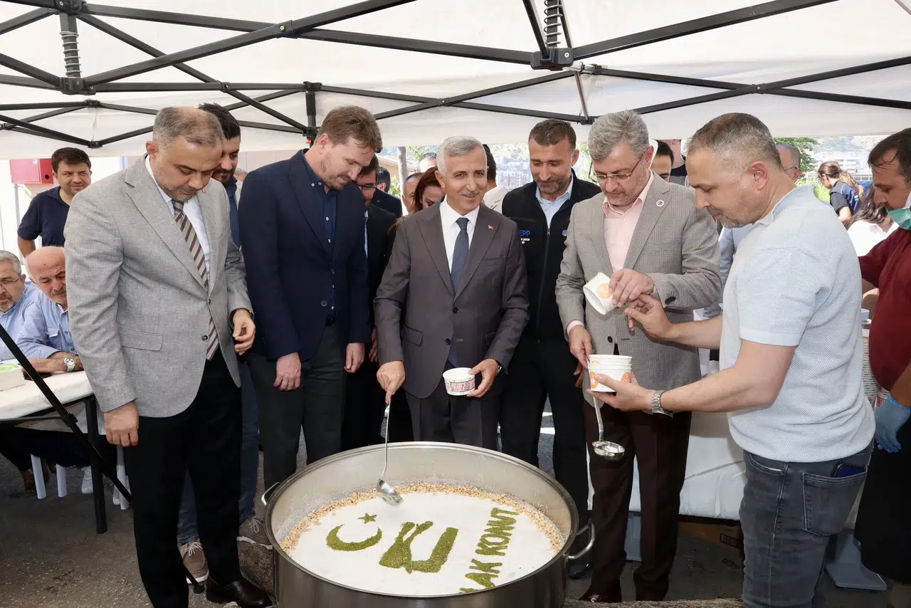 Vali Ünlüer Aşure Programında Vatandaşlarla Buluştu