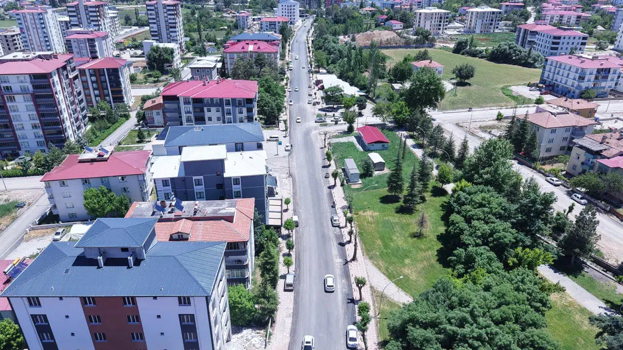 Elbistan'da asfalt seferberliği: Yeni yollar, modern görünüm!