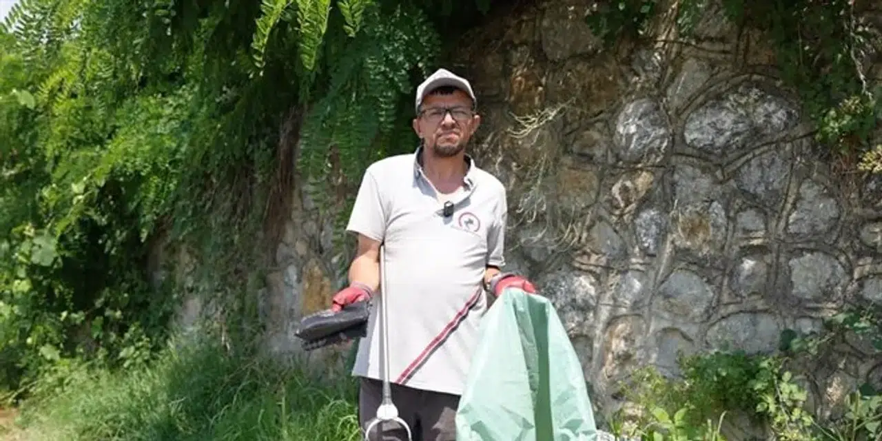 Yol Kenarında Bulduğu Altın Dolu Çantayı Polise Teslim Etti