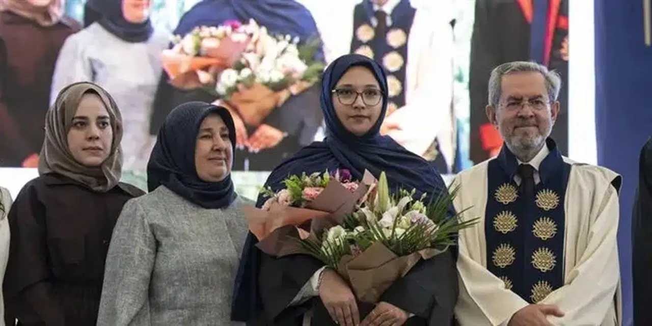 248 Saat Enkazda Kalan Aleyna Ölmez Üniversiteden Mezun Oldu