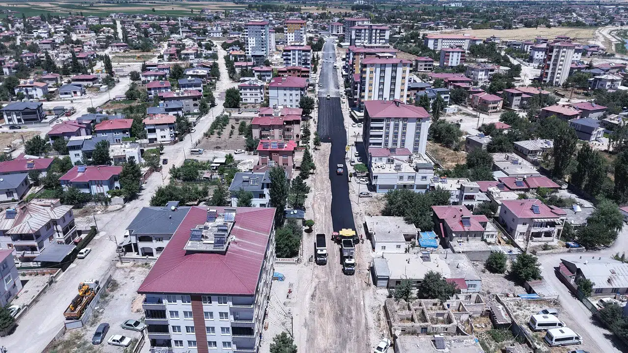 Elbistan'ın Darende Caddesi modern güvenli ulaşım için baştan sona yenileniyor