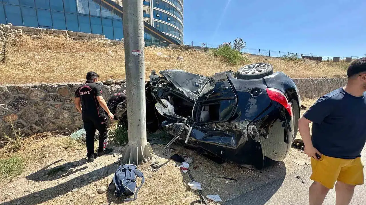 Batı Çevre Yolu'nda Feci Kaza: 2 Kişi Ağır Yaralandı