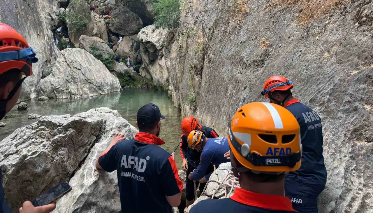 Kayalıklardan Düşen 14 Yaşındaki Çocuk Kurtarıldı