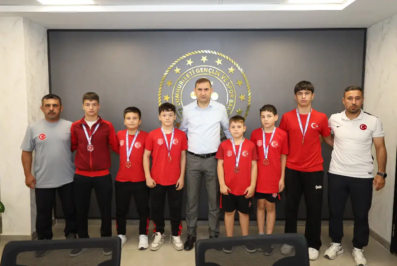 Minik Türkiye Şampiyonası Dereceye Giren Sporculardan İl Müdürü Yasin Özdemir'e Ziyaret