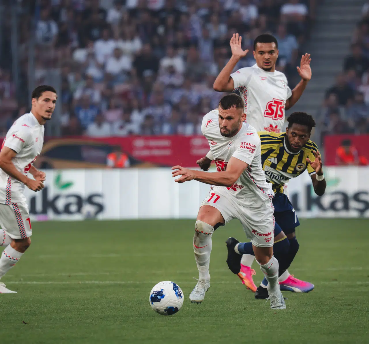 Fenerbahçe Polonya’da Turu Kaptı